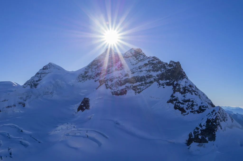 Jungfrau und strahlende Sonne. Foto von Evan Qu-Unsplash