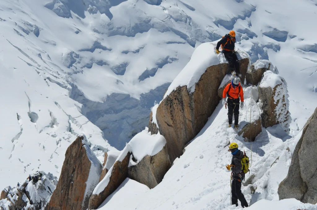 Mont Blanc mit Seilschaft. Foto von Charlie Hammond-Unsplash