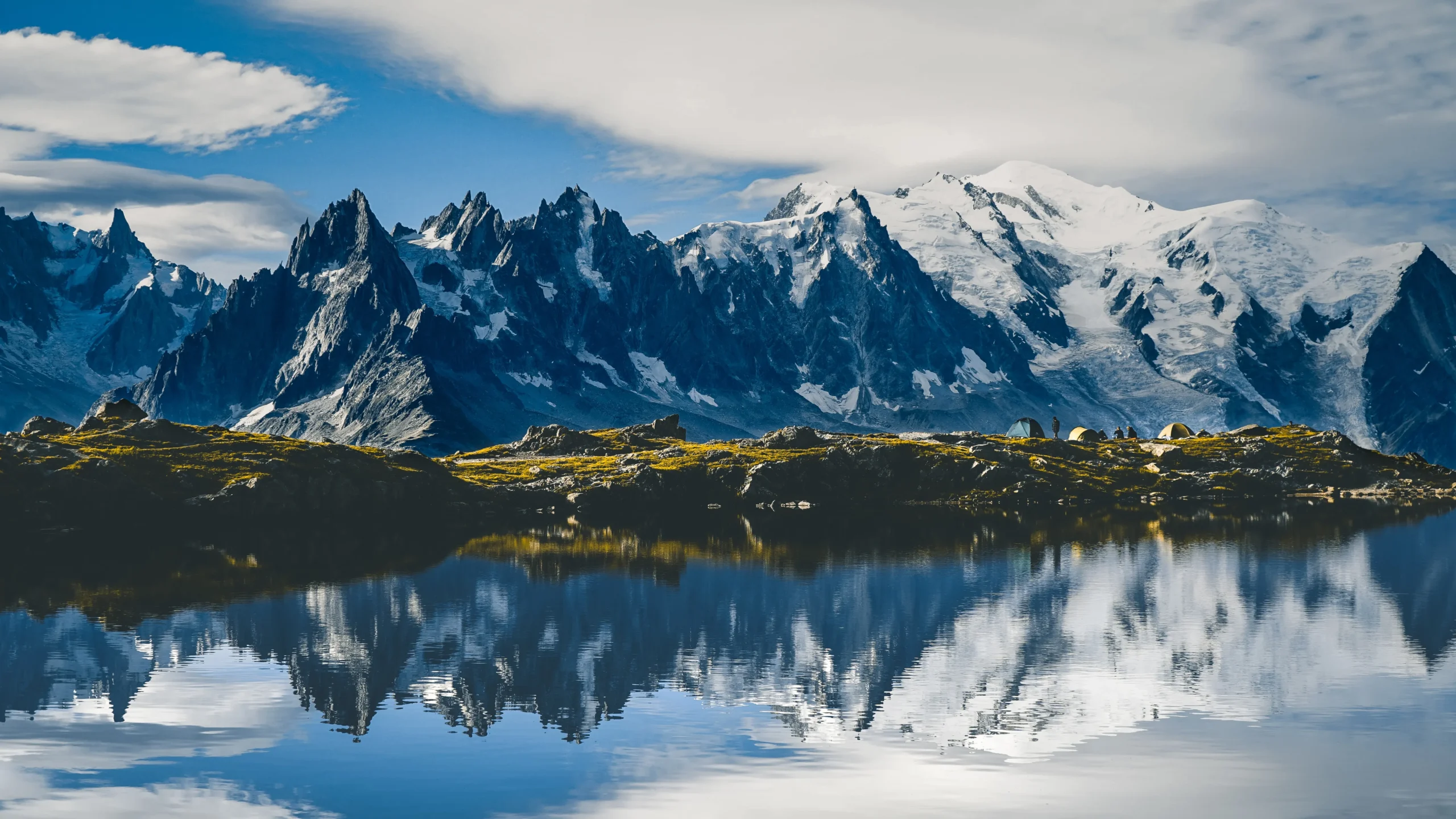 Mont Blanc und Spiegelbild im Bergsee. Foto von Marc Kargel-Unsplash