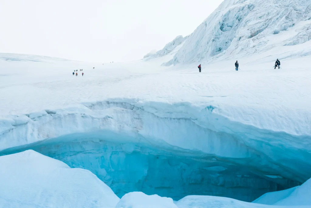 Skitourengeher am Seil am Gletscher der Monte Rosa mit Wolken im Hintergrund. Foto von Alessio Soggetti-Unsplash