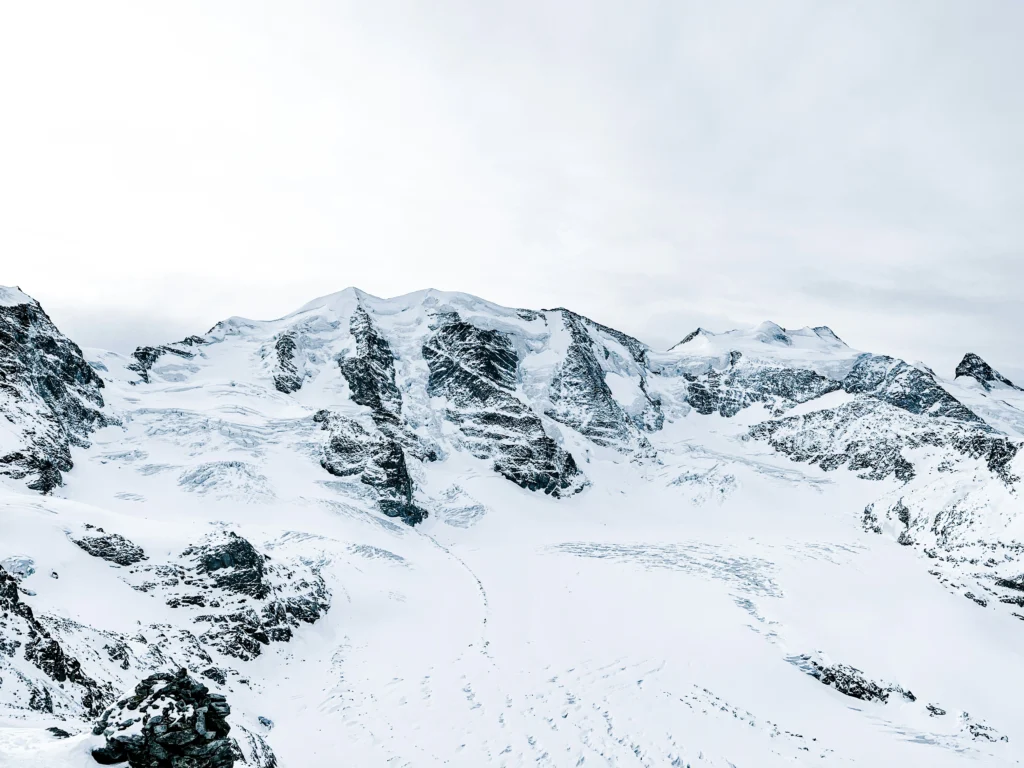 Schneebedeckter Piz Palü mit Wolken im Hintergrund. Foto von Patrick Federi-Unsplash