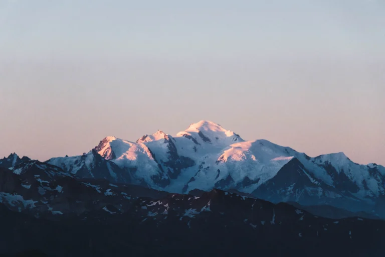 Mont Blanc mit blauem Himmel. Foto von Andrea Caramello-Unsplash