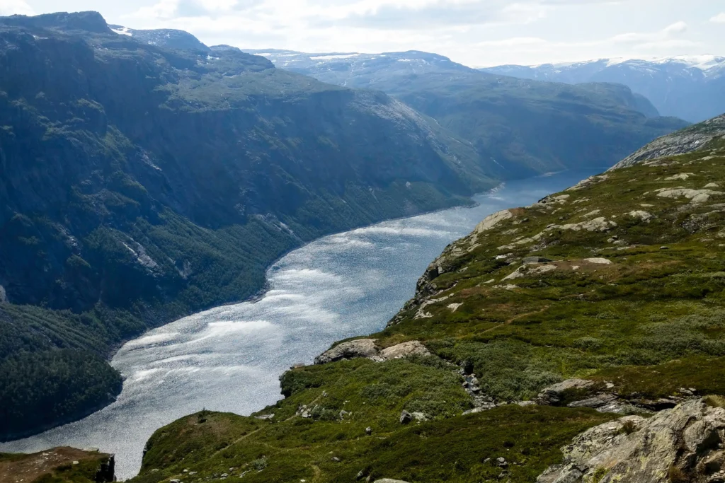 Nationalpark Hardangervidda mit Fjord, Berge, Gletscher und Wolken im Hintergrund. Foto von Kacper Borucki-Unsplash