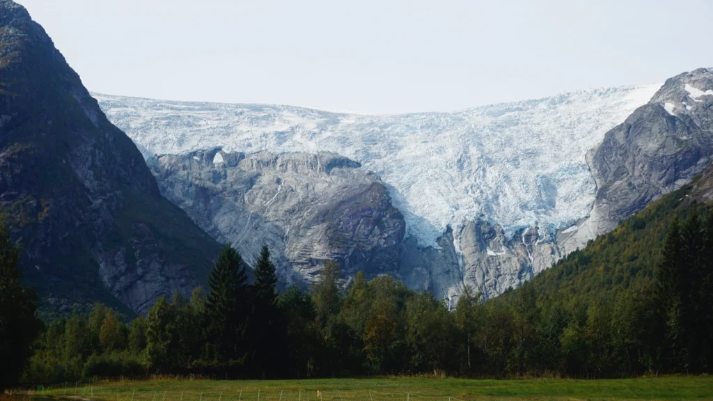 Nationalpark Jostedalsbreen mit Berge, Gletscher und Bäume im Hintergrund. Foto von Fabio-Unsplash