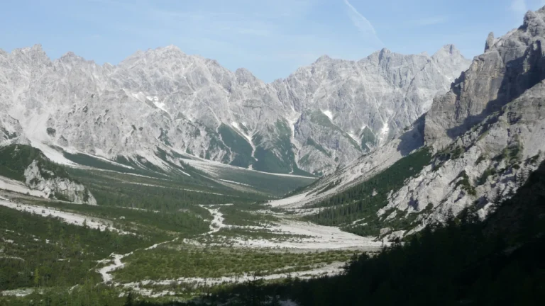 Berchtesgadener Alpen mit Wimbachtal und blauem Himmel. Foto von Ulrich Knoll-Unsplash