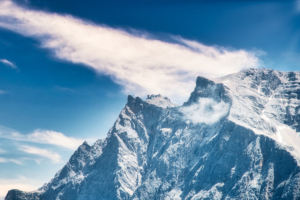 Auf dem Foto sind sehr hohe Berge zu sehen. Die Berge sind mit Schnee bedeckt. Der Himmel ist sehr blau. Das Wetter ist gut