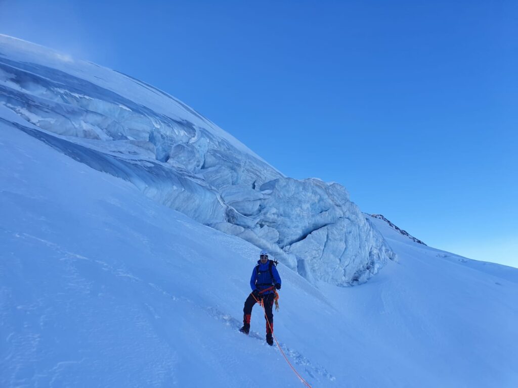 Bergsteiger im Eis auf der Wildspitze in Tirol