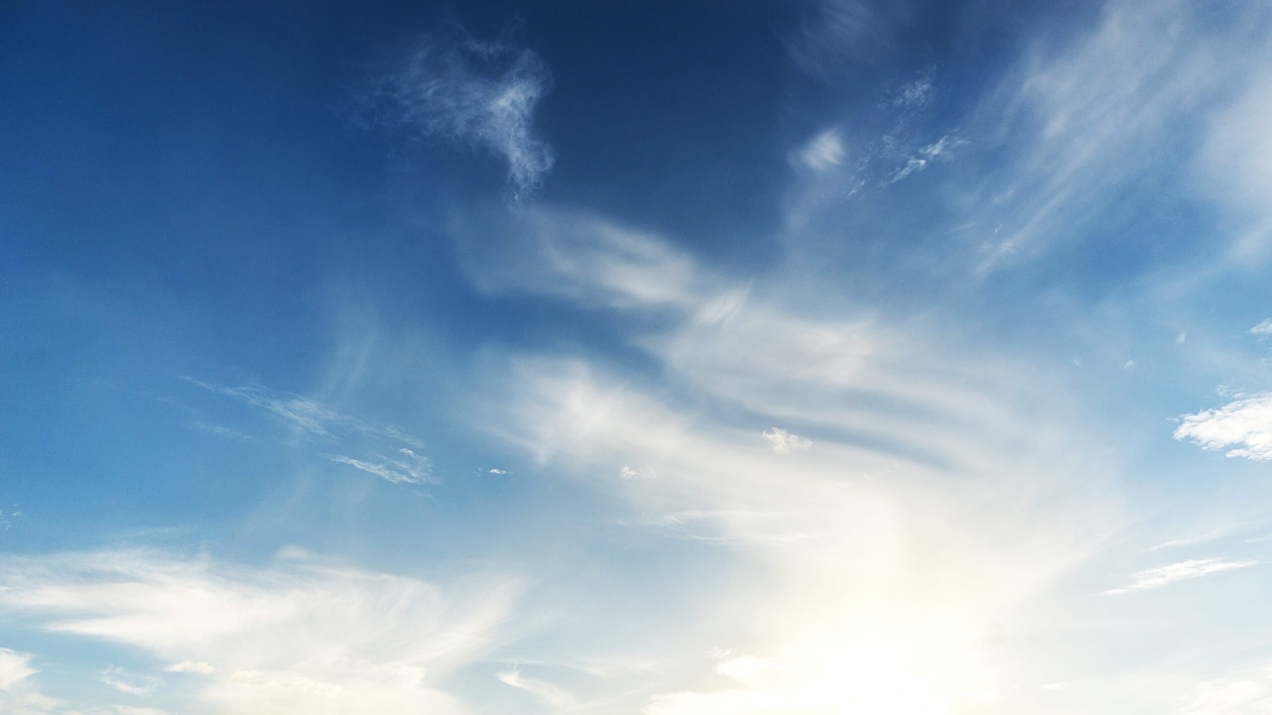 Blauer Himmel und Wolken