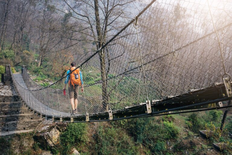 Wanderer auf Hängebrücke