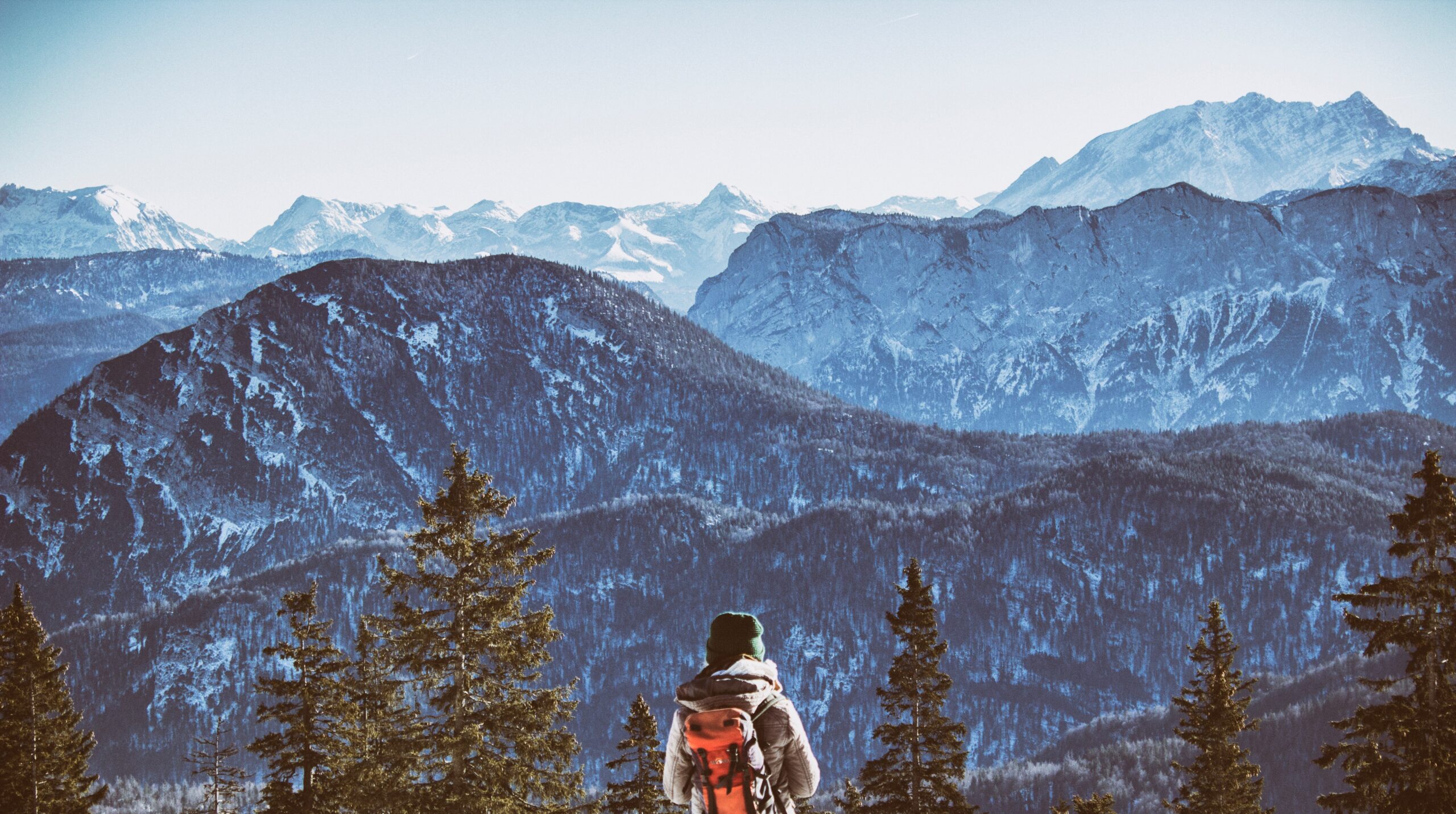 Frau, Aussicht auf eingeschneite Berge