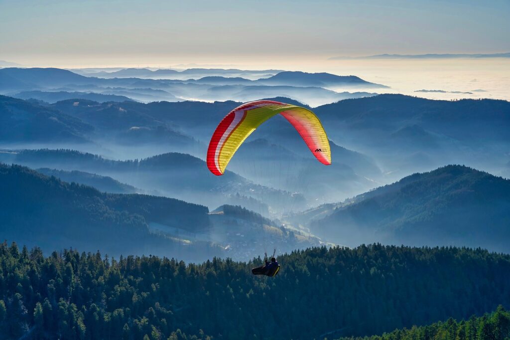 Paragleiter in den Westalpen