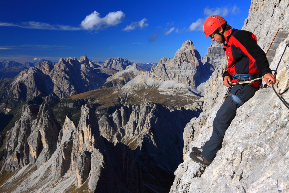 Auf einem ausgesetzten Klettersteig