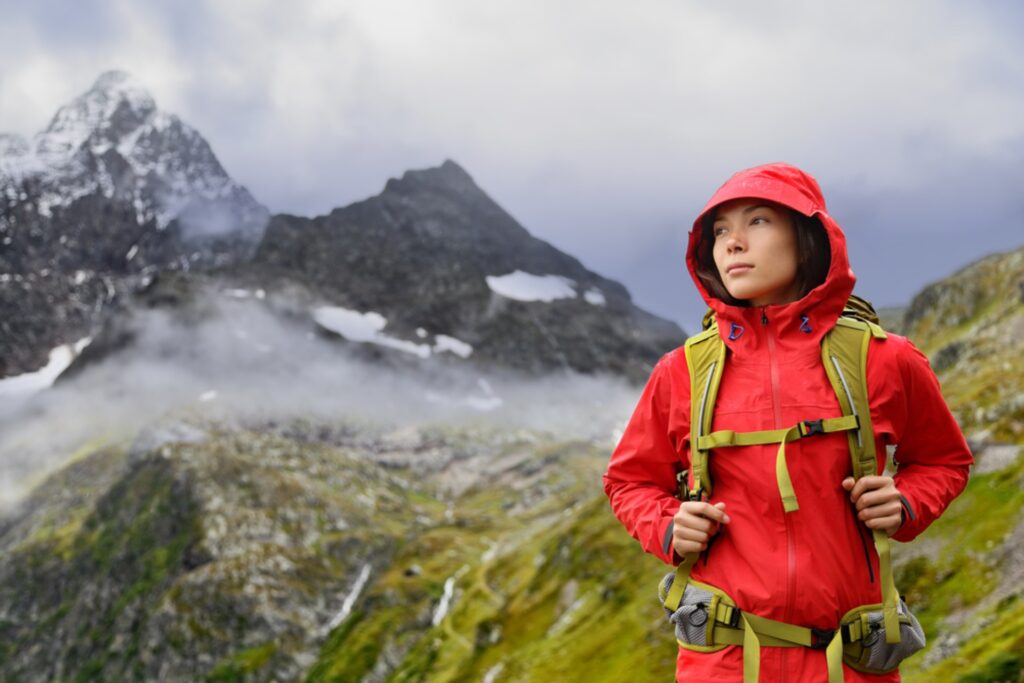 Wanderin am Berg im Regen