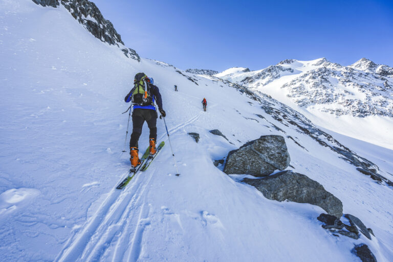 Skitourengehen: Tipps, Infos & Ausrüstung für den Einstieg